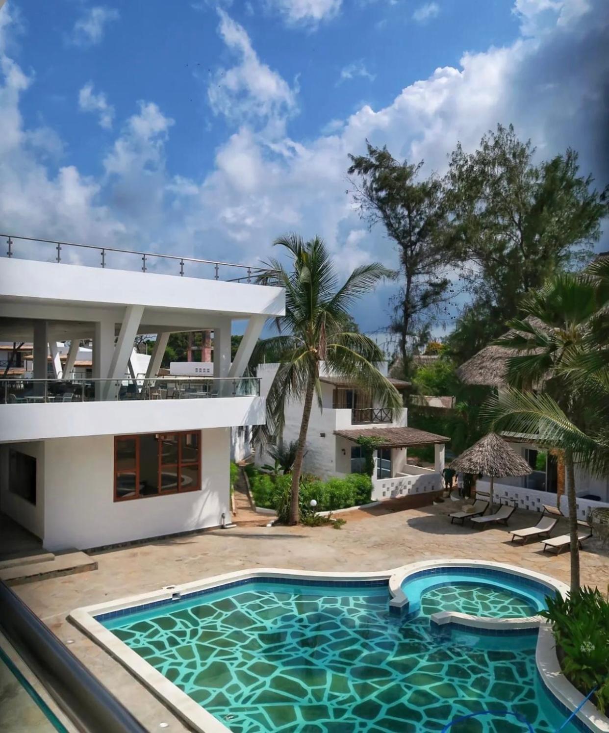 Barracuda Inn Resort Watamu Exterior photo