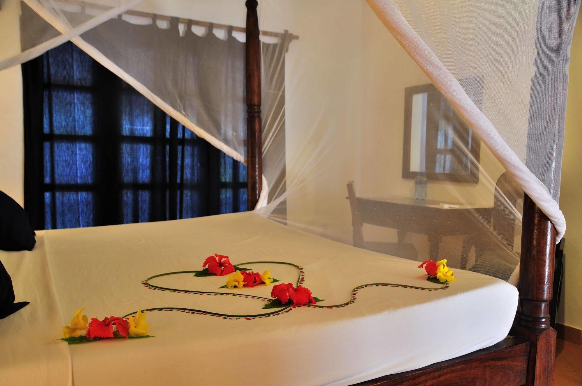 Barracuda Inn Resort Watamu Exterior photo