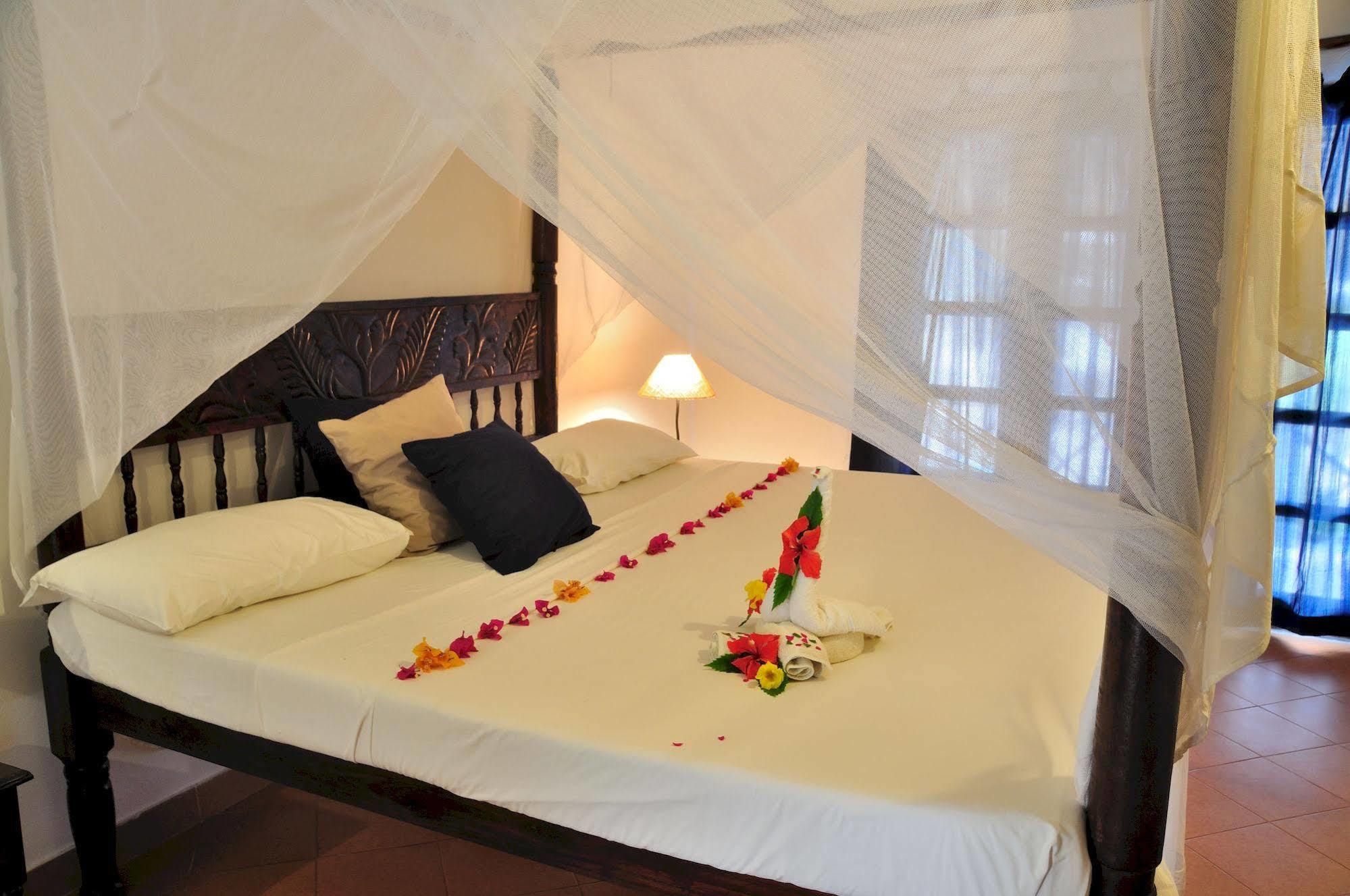 Barracuda Inn Resort Watamu Exterior photo